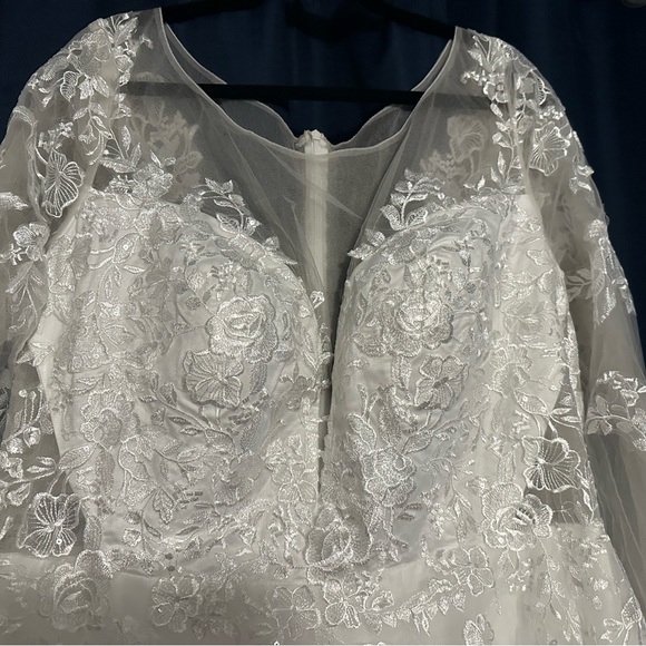 Wedding Dress - Picture 4 of 11